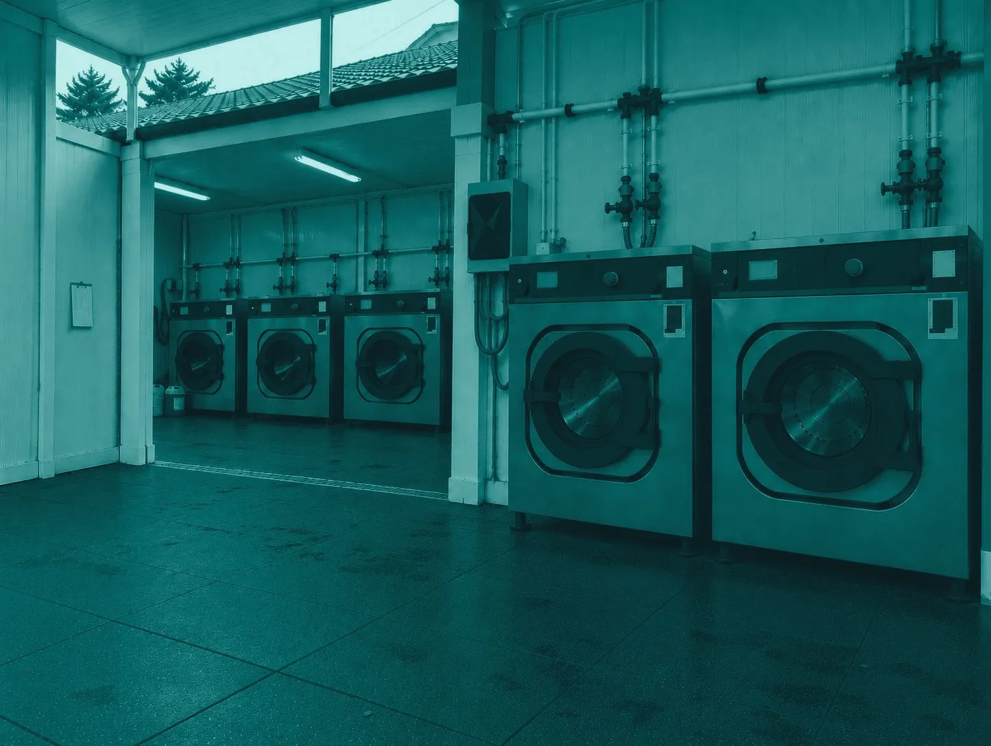 Zona de lavagem da Roupa Limpa, com as máquinas industriais em linha